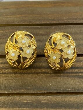 Vintage Gold Tone Floral Earrings w/ Faux Pearl Center’s